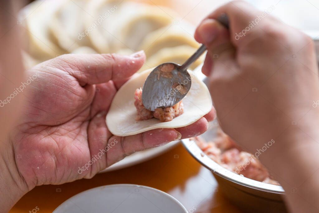 彩り豊かな和食膳が並ぶテーブル
